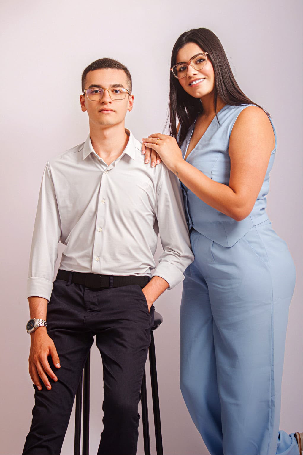 Sócios da TZ Produções em foto de estúdio